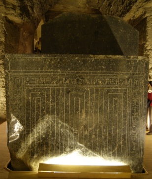 Sarcophage noir inscriptions - R